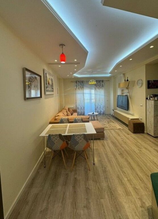 Shitet, Apartament 1+1 , Komuna e Parisit ,Tiranë.