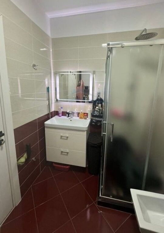 Shitet, Apartament 1+1 , Komuna e Parisit ,Tiranë.