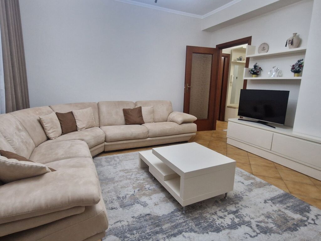 Apartment at Komuna e Parisit for rent