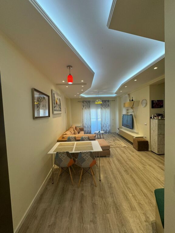 🏡 Apartament 1+1 në SHITJE 📍 Tek Komuna e Parisit, pranë Kristal Center💶 Çmimi: 215.000 €