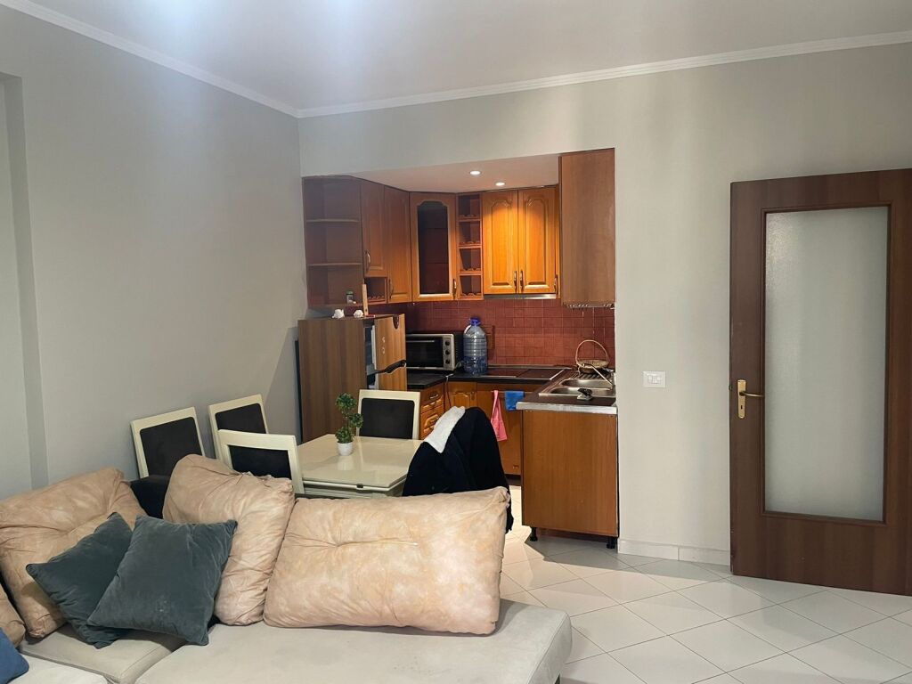 Apartament 1+1, Astir!