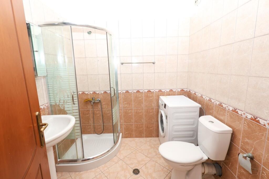 Apartament 2+1+2 me qera tek Kopshti Botanik