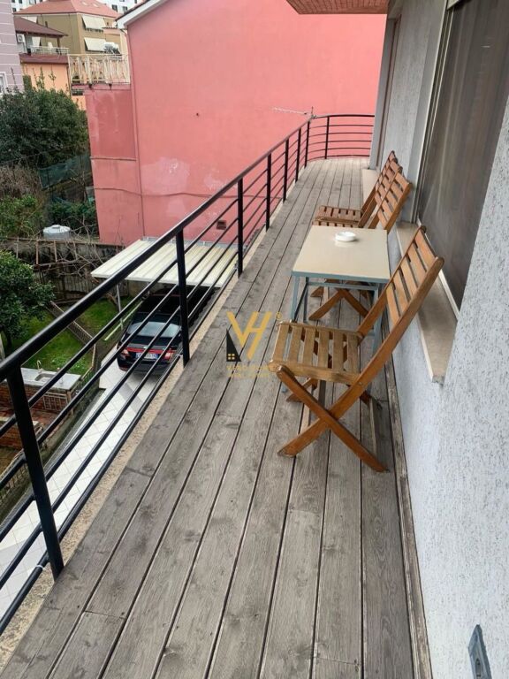 JEPET APARTAMENT 3+1+BLK ME QERA TE STACIONIT I TRENIT 50.000 LEKE