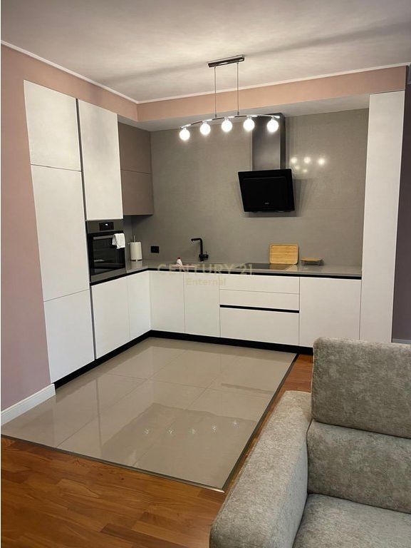 JEPET ME QERA APARTAMENT 2+1+1 POST PARKIMI TEK KOMPLEKSI DELIJORGJI
