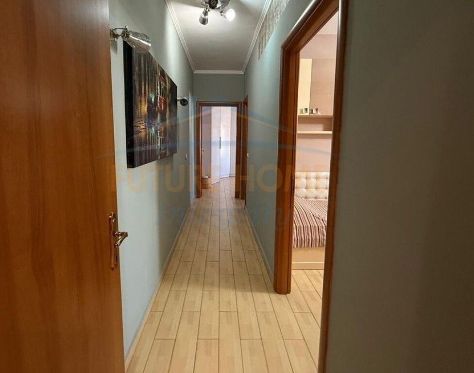 Shitet, Apartament 2+1, Pazari i Ri, Tiranë.