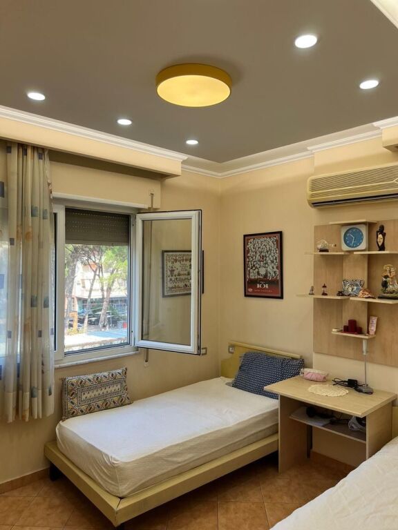 Shitet apartament 2+1+2 tek Mali i Robit