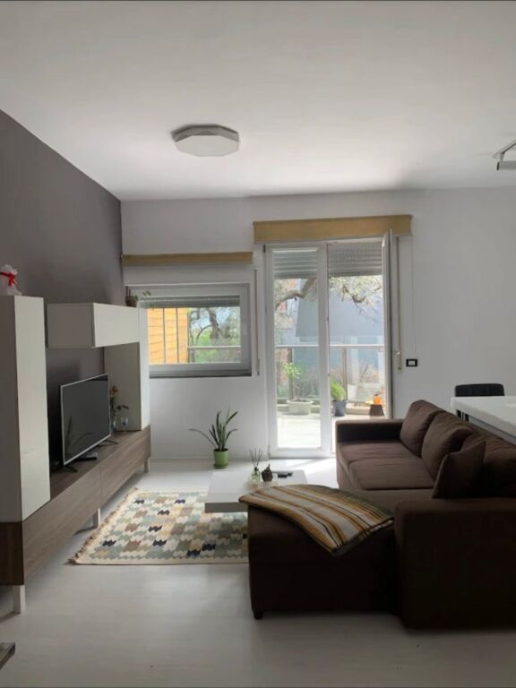 1+1,i mobiluar ,me parkim,te xhamia e kopshit botanik,530 euro