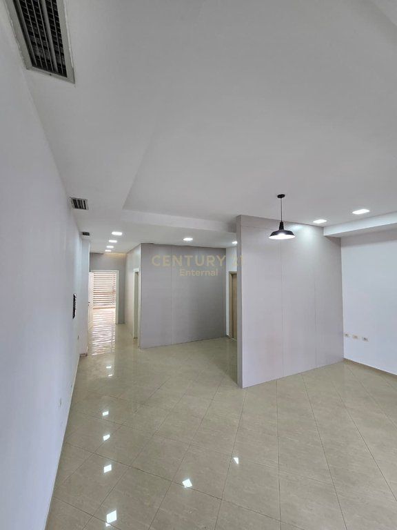 COMMERCIAL SPACE FOR SALE NEAR THE BUILDING WITH ARROW