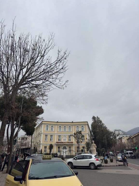 Apartament 1+1 me kuzhine me vete me qera tek Medreseja e Tiranes (ID D8241Z8)