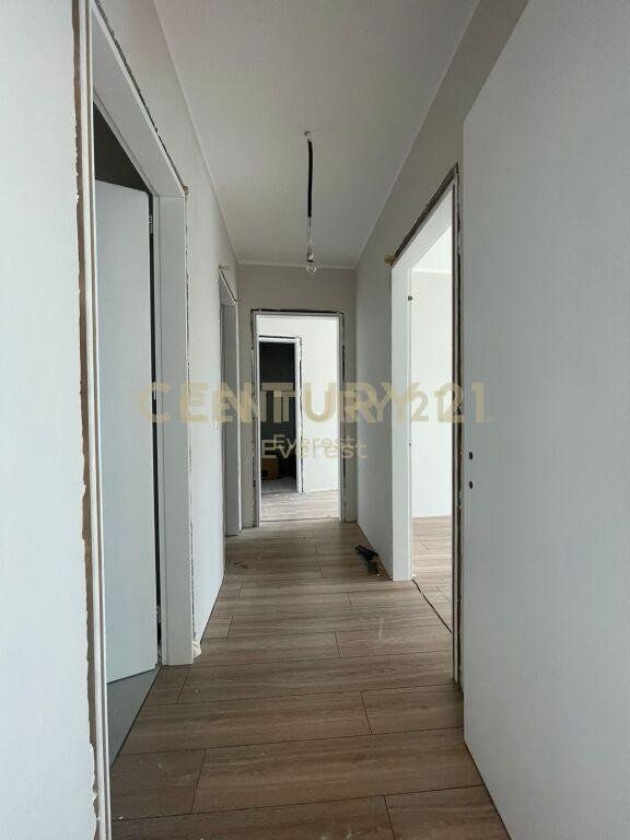 LAKE VIEW – APARTAMENT 2+1+2 + POST PARKIMI ME QIRA (BANIM OSE ZYRË)
