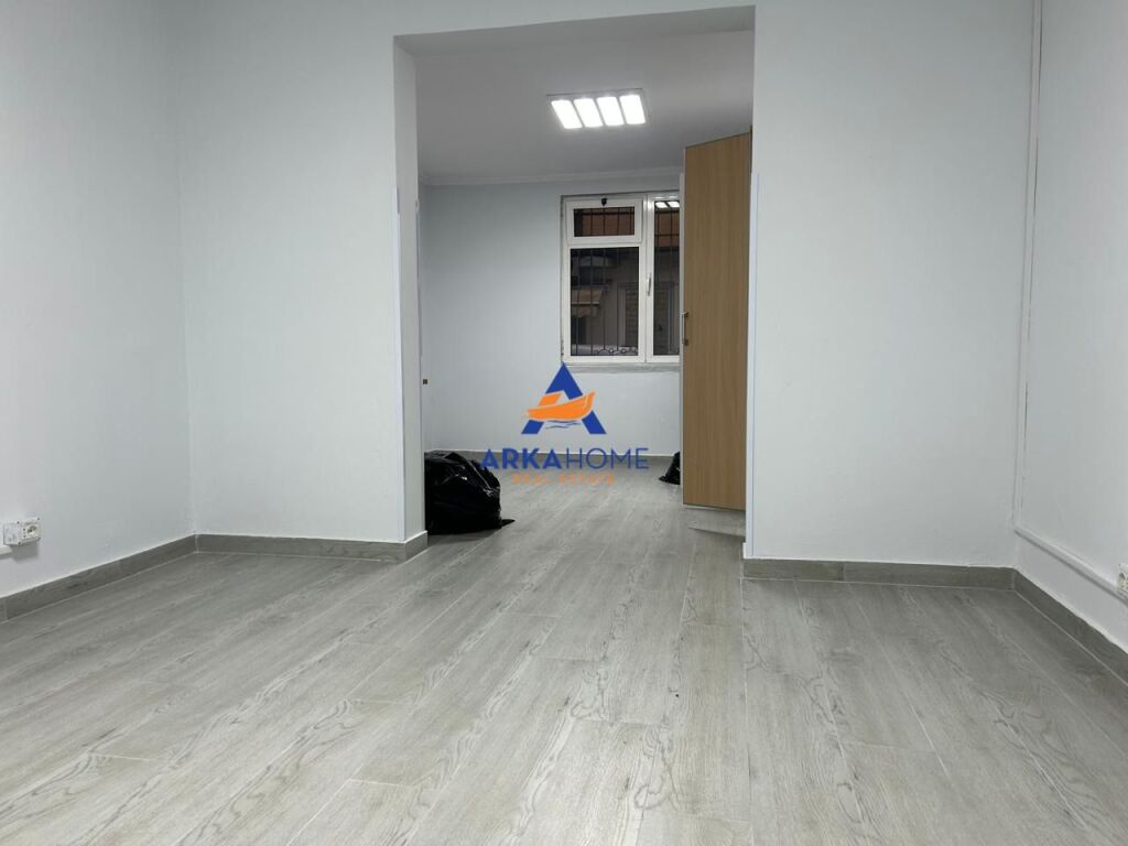 AFFITTASI UFFICIO 105M2 "DI FRONTE AL COMPLESSO DELIJORGJI" 80000 LEKE