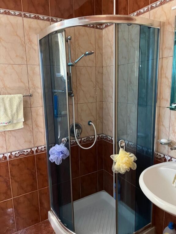 Shitet apartament 2+1+2 tek Mali i Robit