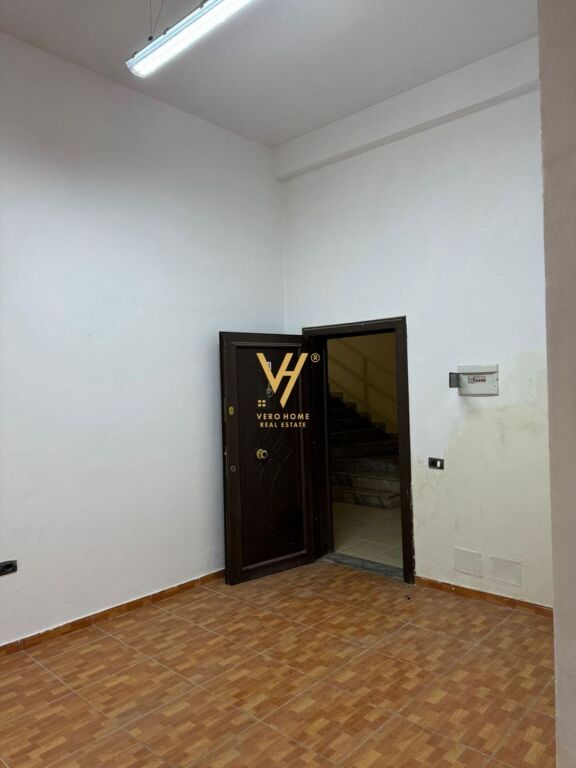 UFFICIO 120 M2 IN AFFITTO A SELVIA 100.000 LEKE