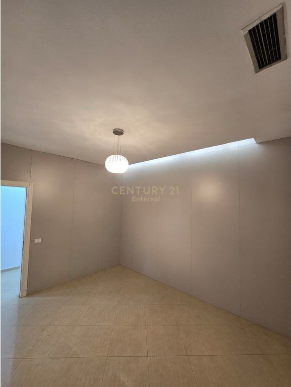 COMMERCIAL SPACE FOR SALE NEAR THE BUILDING WITH ARROW