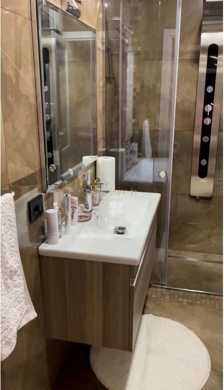 JEPET ME QERA APARTAMENT 2+1+1 POST PARKIMI TEK KOMPLEKSI DELIJORGJI