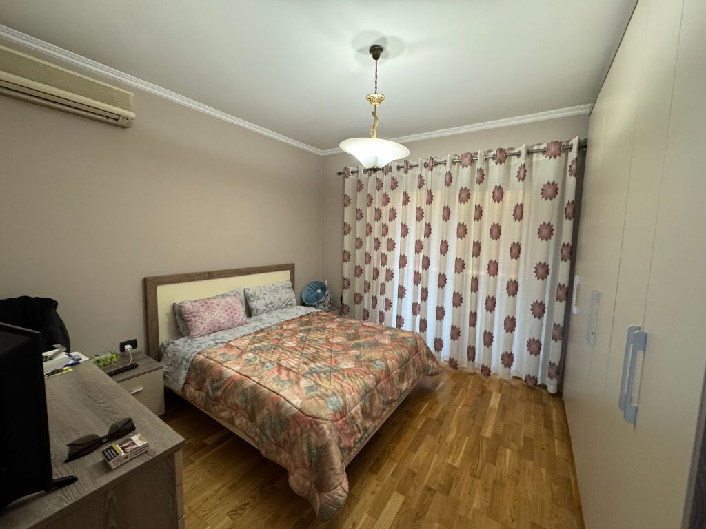 🏢 Appartamento 1+1 in affitto – A Pazari i Ri  📍 Posizione: Pazari i Ri, sulla strada principale Rruga Hoxha Tahsim  🏠 Tipologia: 1+1 🏢 Piano: 4 (palazzo esistente, senza ascensore) 🛋 Arredamento: Moderno 💰 Prezzo: 50.000 lek / mese