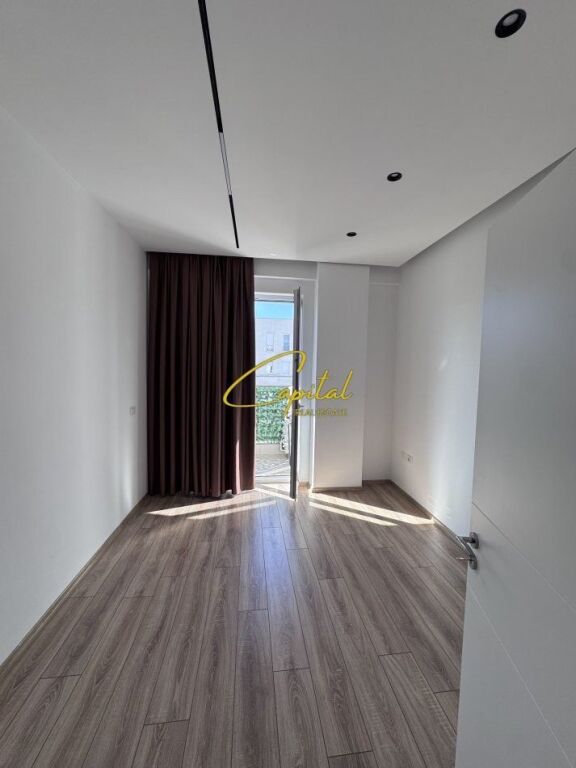ZYRE ME QIRA 110 M2 KOMUNA E PARISIT 900 EURO