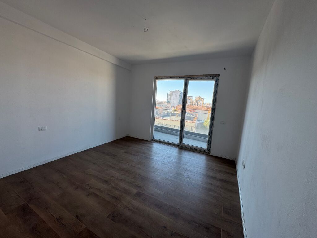 Shitet apartament 2+1+2 📍Rruga Jordan Misja afer Spak •Siperfaqja 111.7 m2 •Kati 2 me 2 ashensore •Cmimi 192.000 euro
