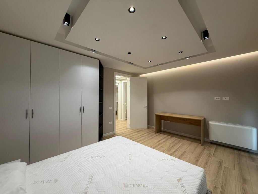 Apartament 3+1+2 Parking ofrohet per qira tek Montesori Schl tek Liqeni i Thate.