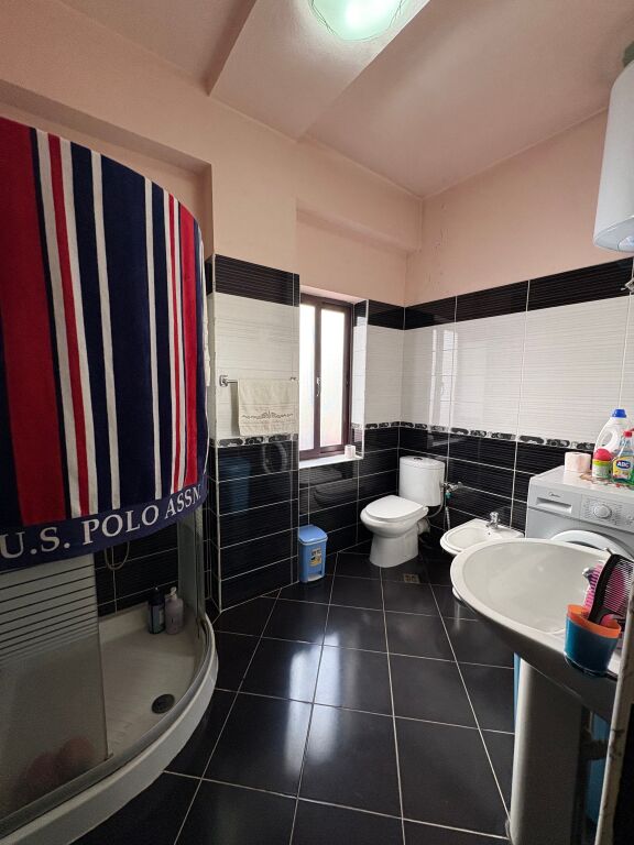 Shitet apartament 3+1 tek Rruga e Kavajes