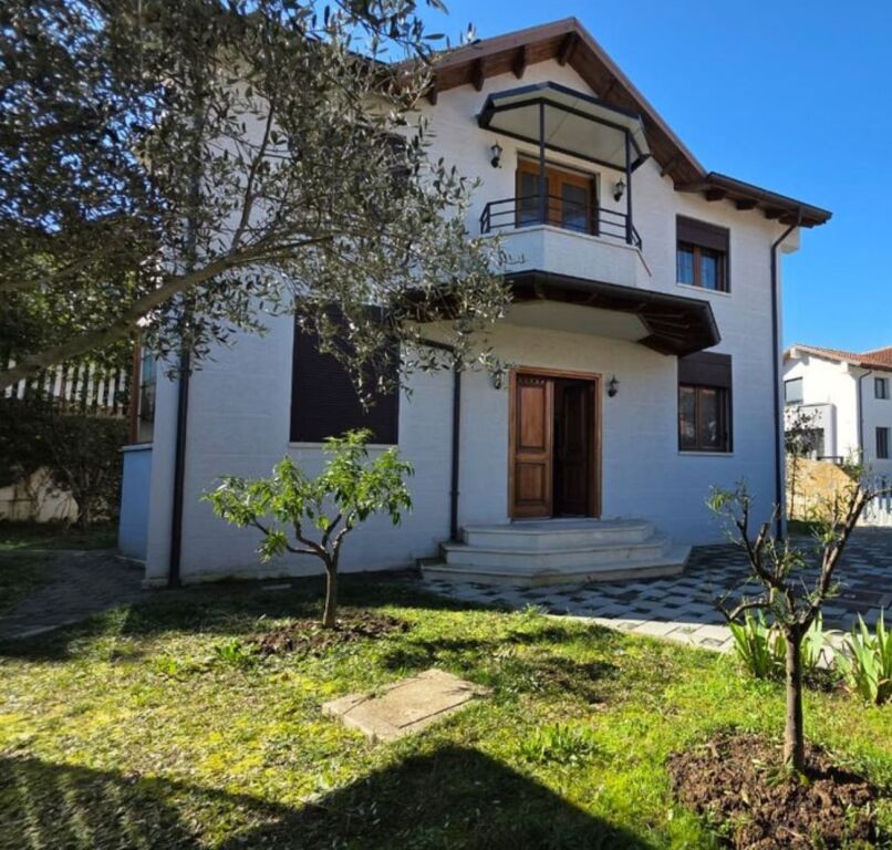🏡 Villa con cortile in affitto