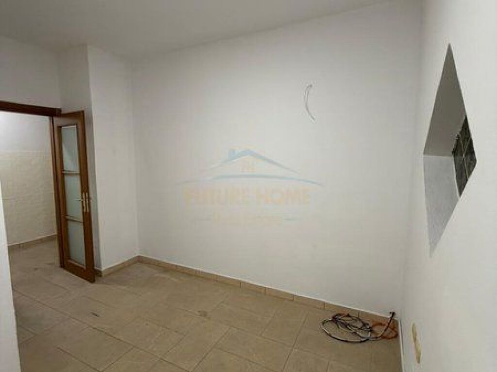 Shitet, Apartment 2+1, Rruga e Kavajës, Tiranë.