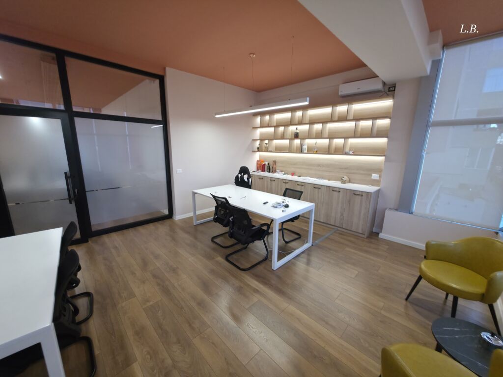 🏢 Ufficio in Affitto 220 m²