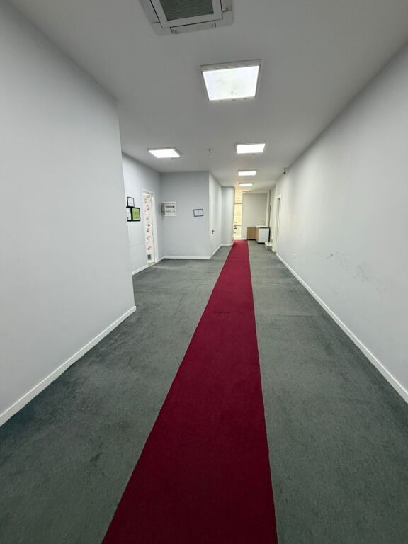 Viene dato uno spazio ufficio di 400 m2 presso Shkolla e Kuqe