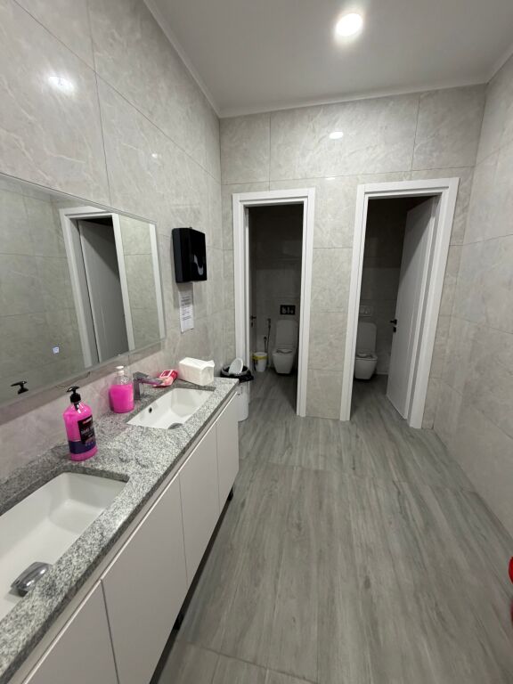 Spazio per ufficio, 400 m2, via Bardhyl vicino alla scuola rossa, 5000 euro