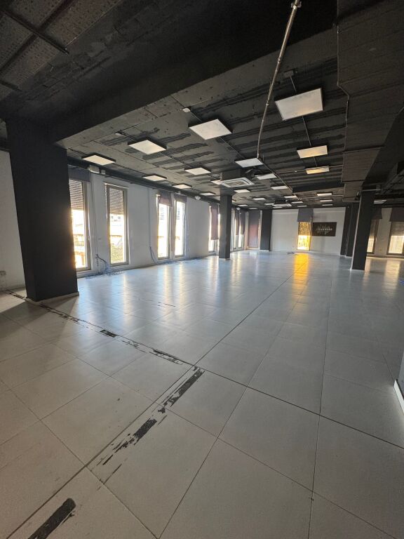 UFFICIO 1100 M2 IN AFFITTO ZOGU I ZI