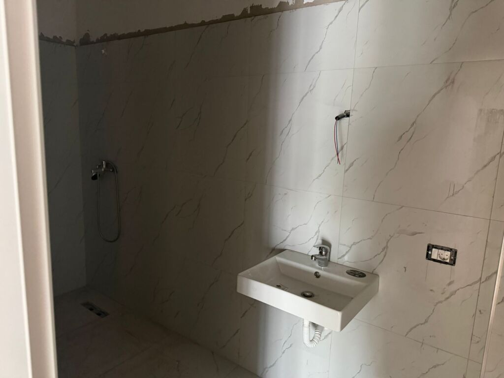 APPARTAMENTO 2+1+2 IN VENDITA A SAUK VECCHIO PRESSO LA RESIDENZA "PORTA TIRANA E RE"!

