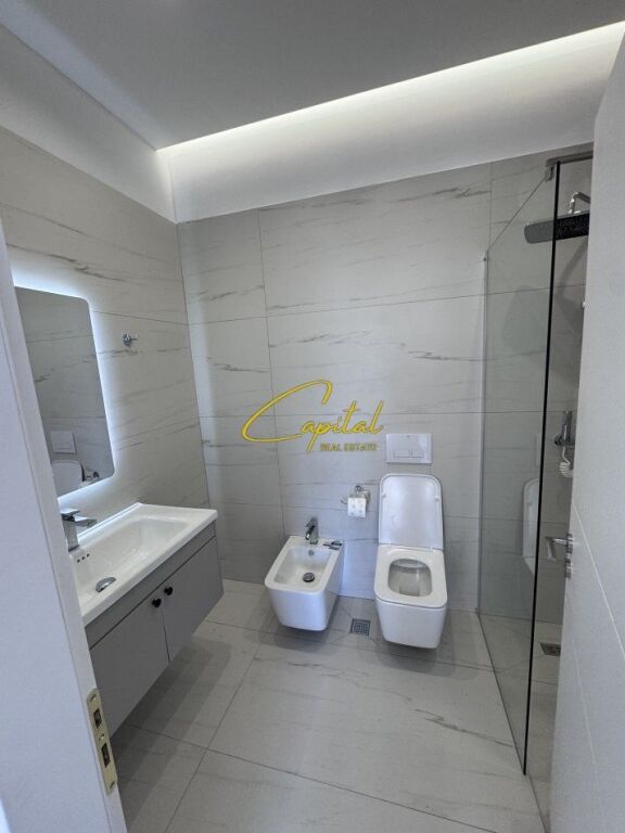 ZYRE ME QIRA 110 M2 KOMUNA E PARISIT 900 EURO