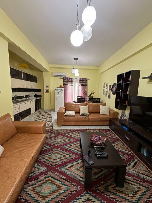 Shitet apartament 3+1 tek Rruga e Kavajes