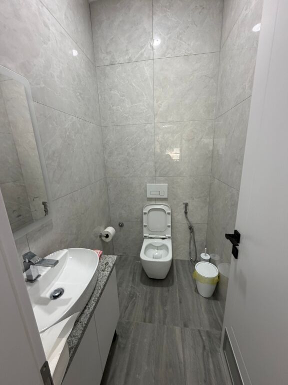 Spazio per ufficio, 400 m2, via Bardhyl vicino alla scuola rossa, 5000 euro