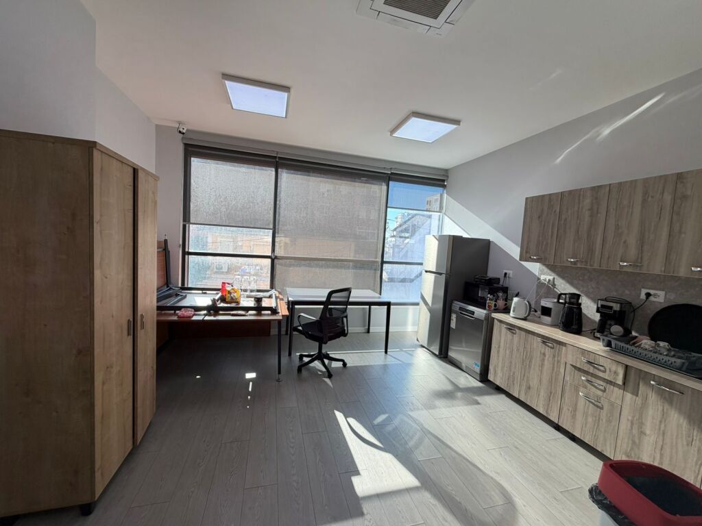 Viene dato uno spazio ufficio di 400 m2 presso Shkolla e Kuqe