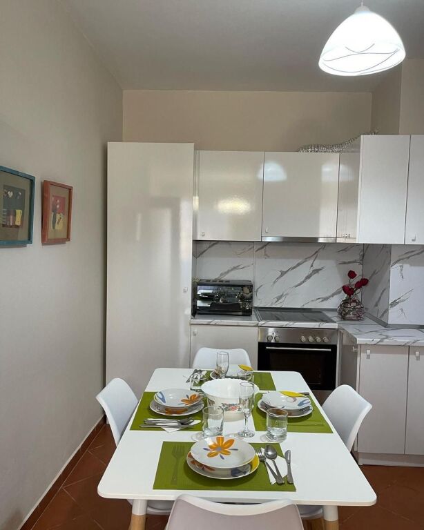 Apartament 2+1 per qira ne Bllok tek Petro Nini.