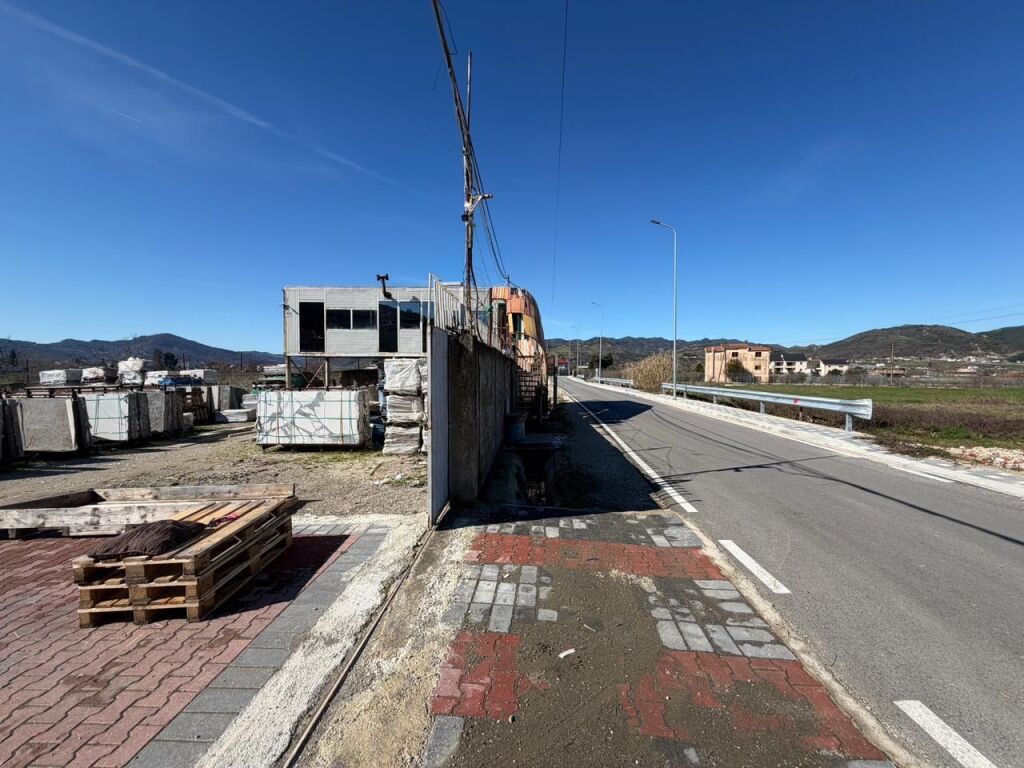 JEPET ME QERA ,KAPANON , PEZE HELMES , TIRANE(530581001-75)
