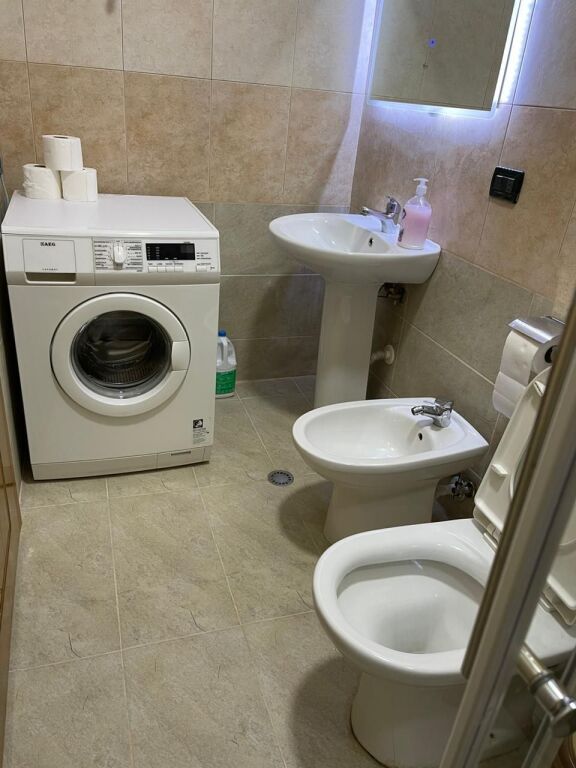 Apartament 2+1 per qira ne Bllok tek Petro Nini.