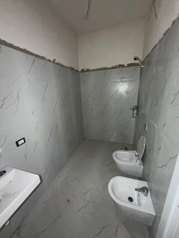 APPARTAMENTO 2+1+2 IN VENDITA A SAUK VECCHIO PRESSO LA RESIDENZA "PORTA TIRANA E RE"!
