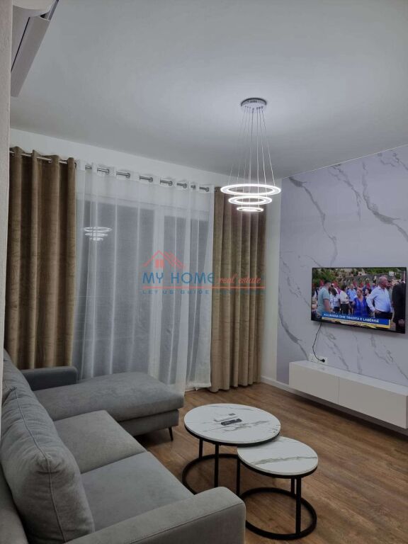 Apartament 1+1+post parkimi Komuna e Parisit ne Tirane