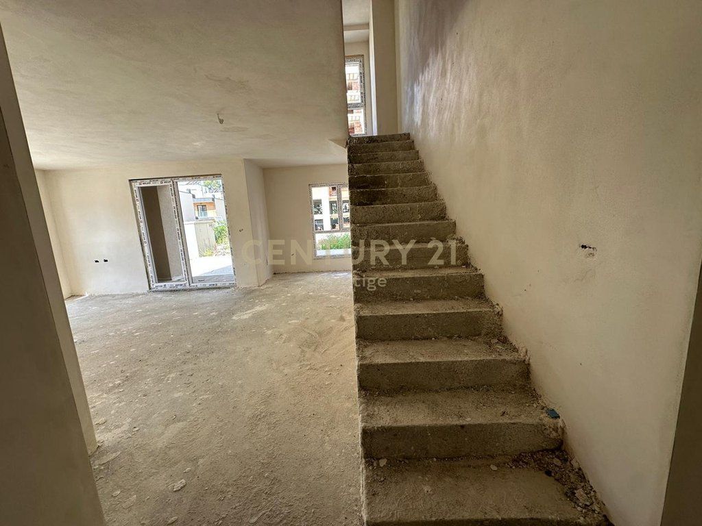 DUPLEX + POSTO AUTO IN VENDITA SITUATO A GOLEM!