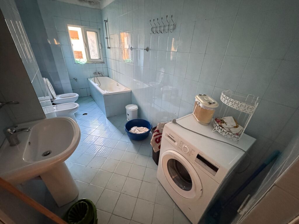 Jepet me qera Apartament 2+1  Adresa : Dob Bosko afer Spar  E mobiluar  Kati 2 pa ashensor  Cmimi 600€