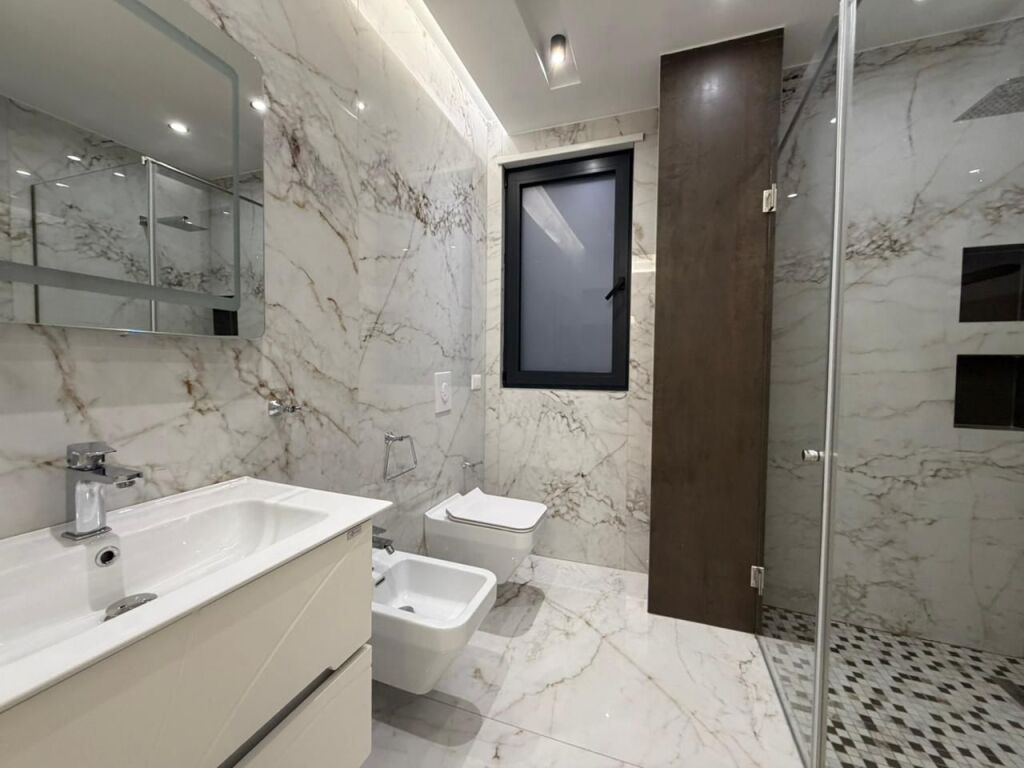 Apartament 3+1+2 Parking ofrohet per qira tek Montesori Schl tek Liqeni i Thate.