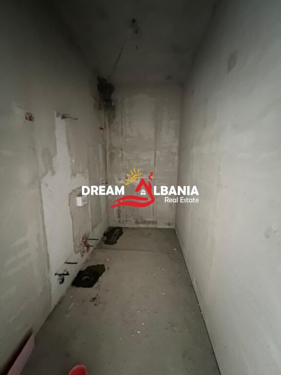 Vile Me Pishine Ne Shitje Ne Farke Me Pamje Nga Liqeni (ID 4151214)