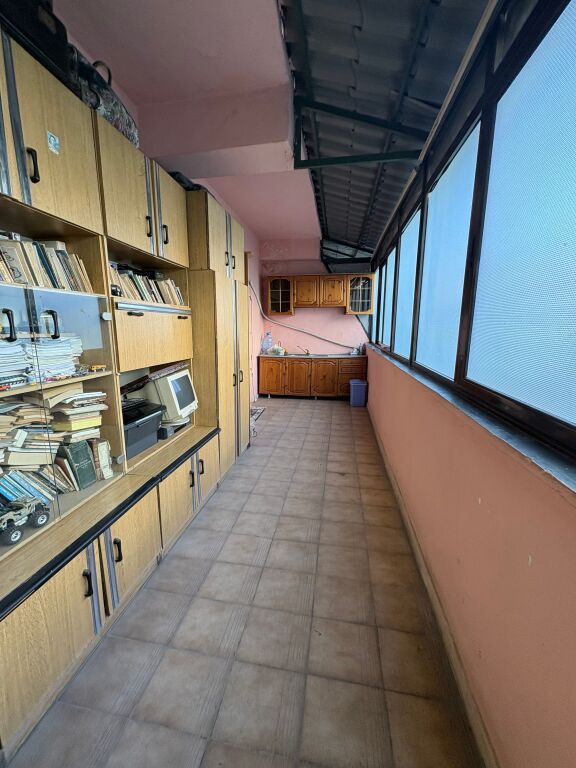 Shitet apartament 3+1 tek Rruga e Kavajes