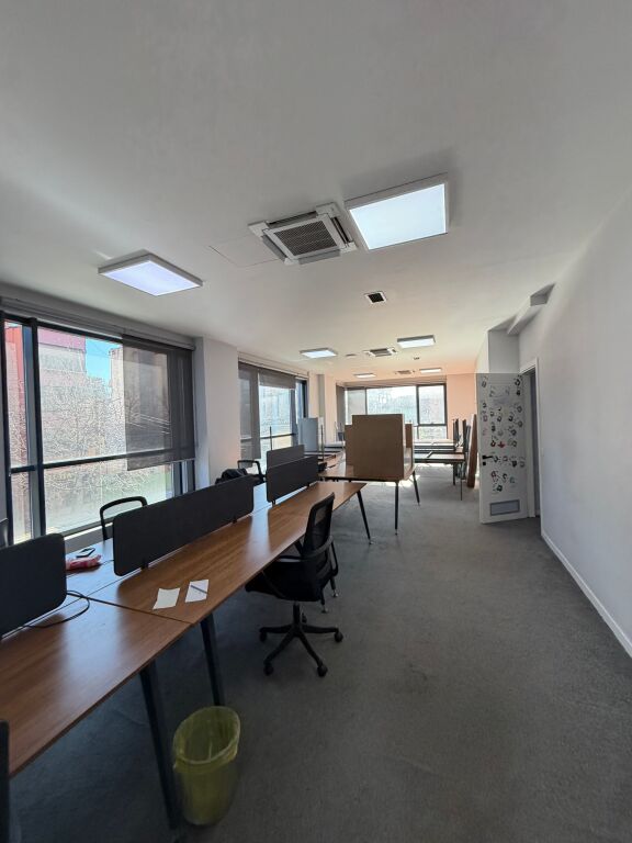 Spazio per ufficio, 400 m2, via Bardhyl vicino alla scuola rossa, 5000 euro