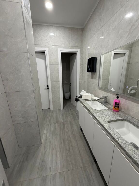 Viene dato uno spazio ufficio di 400 m2 presso Shkolla e Kuqe