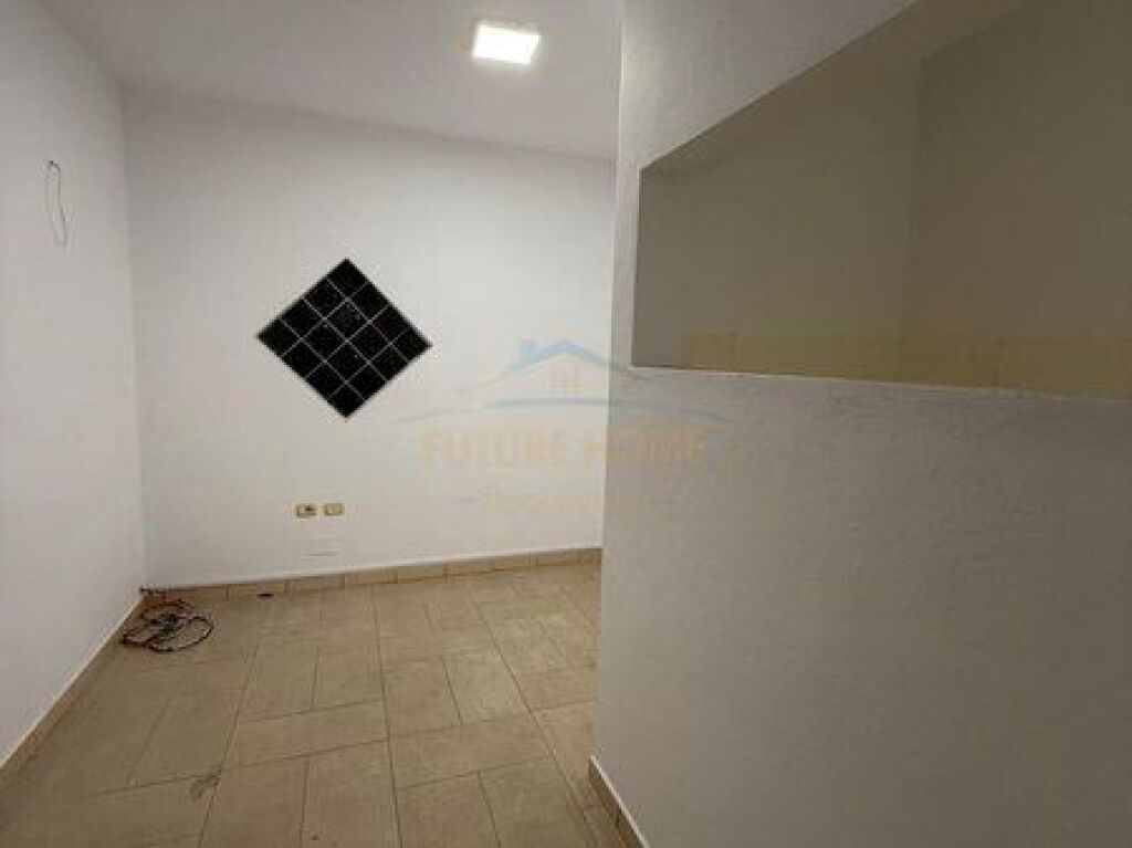 Shitet, Apartment 2+1, Rruga e Kavajës, Tiranë.