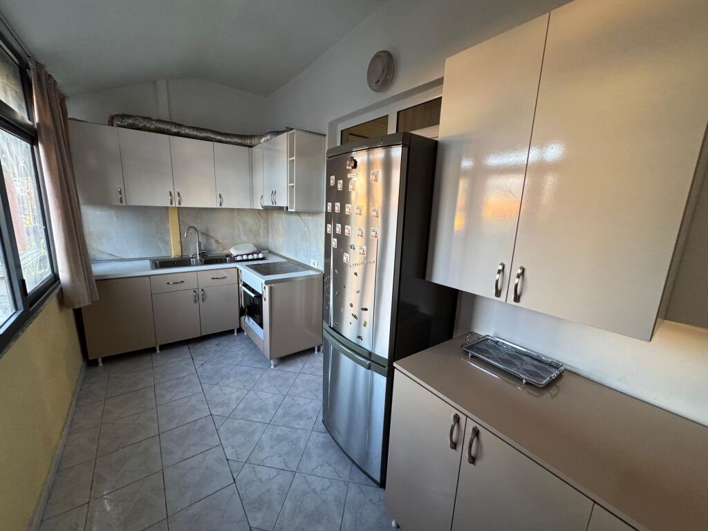 Jepet me qera Apartament 2+1  Adresa : Dob Bosko afer Spar  E mobiluar  Kati 2 pa ashensor  Cmimi 600€