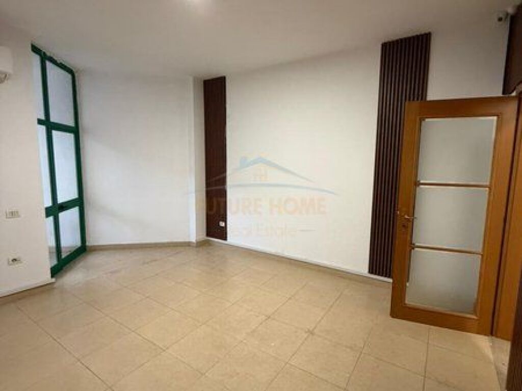 Shitet, Apartment 2+1, Rruga e Kavajës, Tiranë.